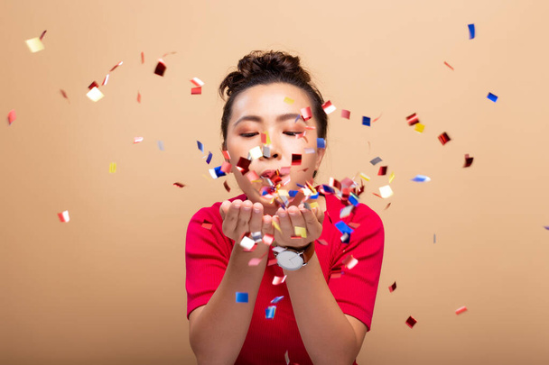 Retrato de una mujer alegre con lluvia de confeti y celebrando
  - Foto, Imagen