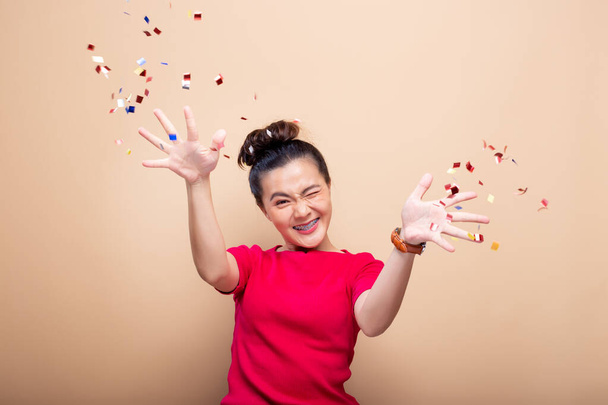 Портрет веселой женщины с конфетти дождь и празднование
  - Фото, изображение