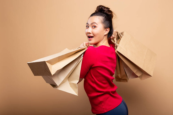 Ritratto di donna che tiene borse della spesa isolate sullo sfondo
 - Foto, immagini