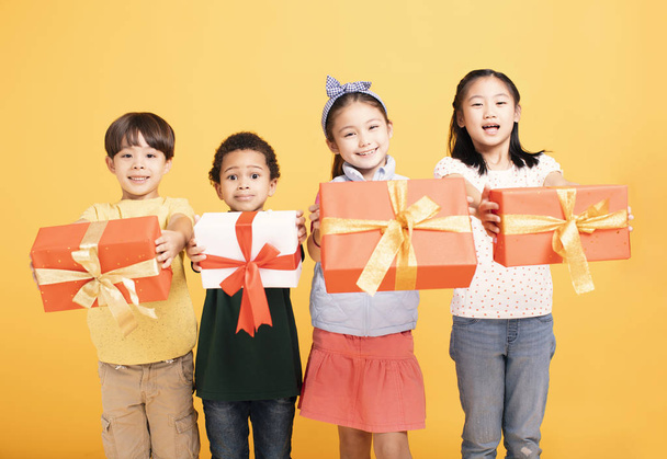 Group of happy kids showing the gift  - Foto, Imagem