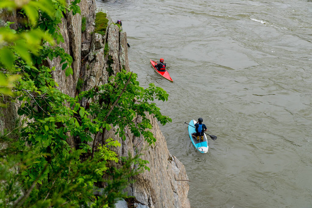 Dwóch mężczyzn na Kayaks wiosłujących na rzece - Zdjęcie, obraz