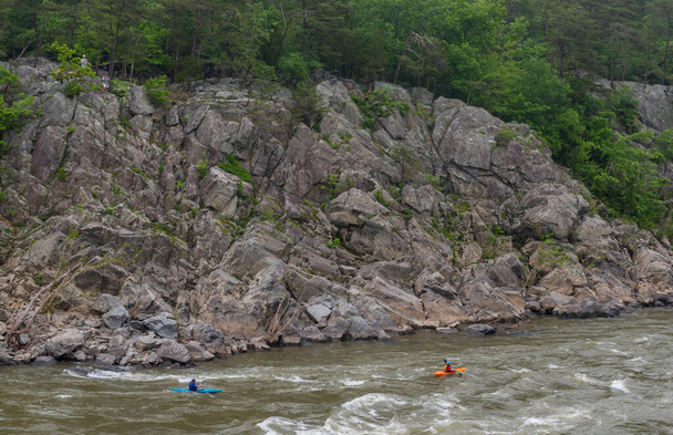 Dois homens em caiaques remo no rio
 - Foto, Imagem