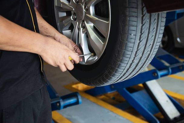 Técnico é inflar pneu de carro - conceito de segurança de transporte de serviço de manutenção de carro
 - Foto, Imagem
