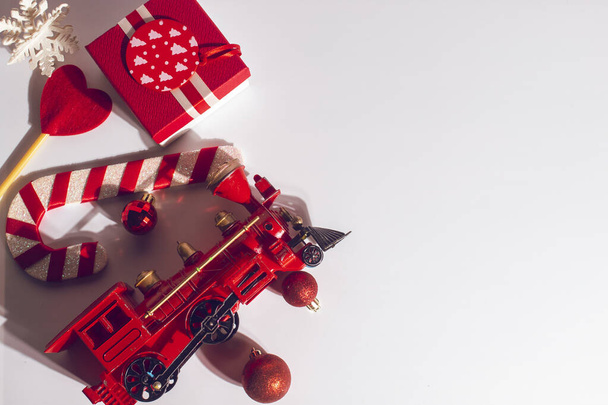 εορτασμός ευτυχισμένο το νέο έτος και Καλά Χριστούγεννα εποχή γιορτή χαιρετισμό διακοπές με κόκκινο στολίδι στήριγμα δώρο διακόσμηση σε vintage φόντο - Φωτογραφία, εικόνα