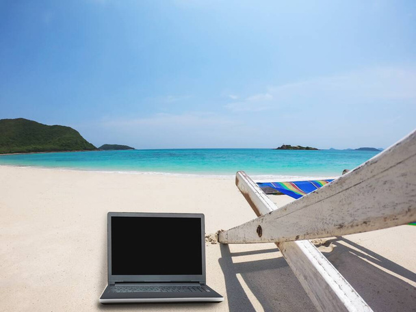 Relax Strandkorb mit Laptop am sauberen Sandstrand mit blauem Meer und klarem Himmel - Meer Natur Hintergrund entspannen Arbeitsurlaub Konzept - Foto, Bild