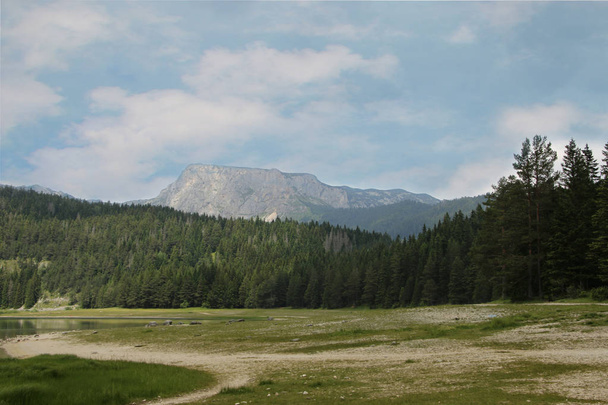 Lago Negro, Zablijak, Montenegro. Lago glaciar localizado no Monte Durmitor dentro do Parque Nacional Durmitor, Montenegro
 - Foto, Imagem