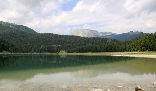 Black Lake, Zablijak, Montenegro. gletsjermeer gelegen op de berg Durmitor in het Nationaal Park Durmitor, Montenegro - Foto, afbeelding
