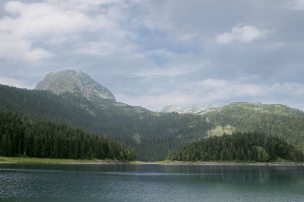 Lago Nero, Zablijak, Montenegro. Lago glaciale situato sul Monte Durmitor all'interno del Parco Nazionale di Durmitor, Montenegro
 - Foto, immagini