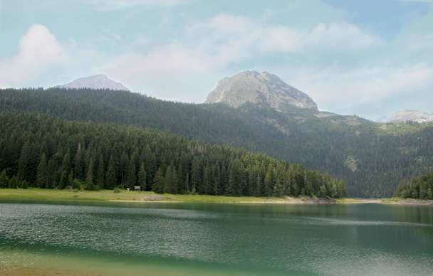 黒湖、ザブリヤク、モンテネグロ。モンテネグロのデュルモーター国立公園内のデュルモーター山にある氷河湖 - 写真・画像