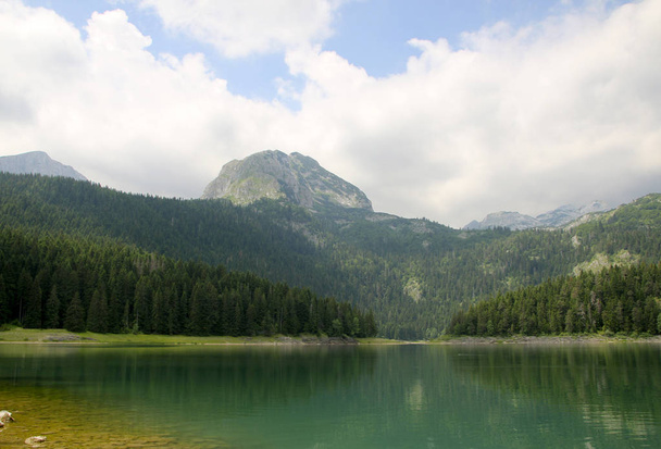 Black Lake, Zablijak, Montenegro. gletsjermeer gelegen op de berg Durmitor in het Nationaal Park Durmitor, Montenegro - Foto, afbeelding