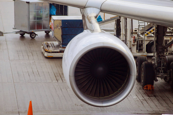 реактивный двигатель против самолета в аэропорту при загрузке
 - Фото, изображение