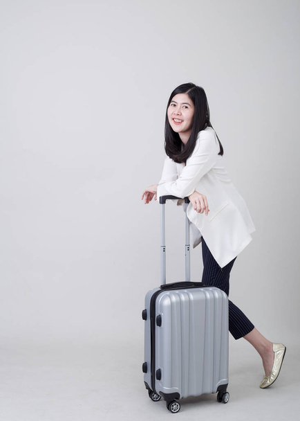 旅行に荷物を持つ若いアジアの女性の観光客 - 写真・画像