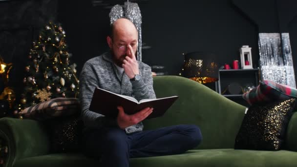 Capodanno - papà sta leggendo un libro e sua figlia lo distrae
 - Filmati, video