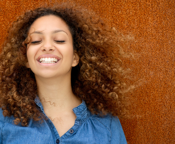 Ritratto di una bella giovane donna sorridente con i capelli ricci
 - Foto, immagini