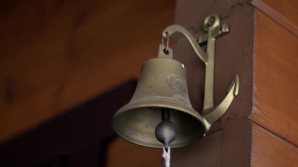 malerische altmodische Glocke klingelt an einer Ladentür, um die Ankunft des Gastes anzukündigen - Filmmaterial, Video