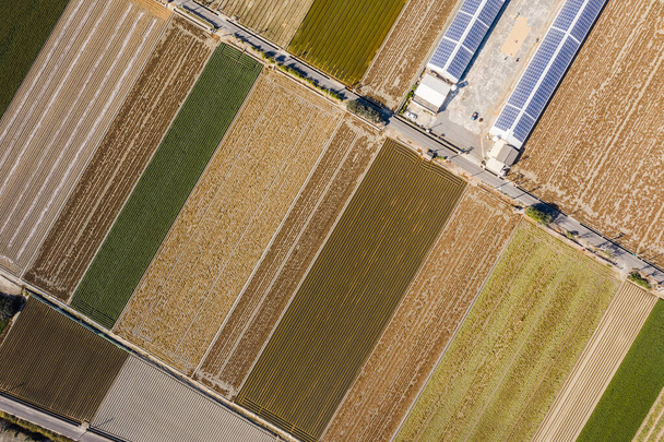 太陽光発電の建物を持つカラフルな農場 - 写真・画像