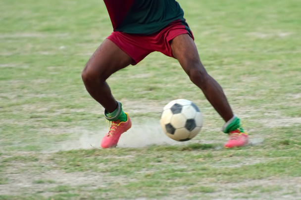 Ποδόσφαιρο παίκτης κλοτσιές μπάλα κατά τη διάρκεια προπόνηση ποδοσφαίρου στο πεδίο - Φωτογραφία, εικόνα