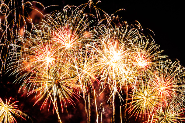 Prachtig vuurwerk display op de hemel 's nachts voor viering - Foto, afbeelding