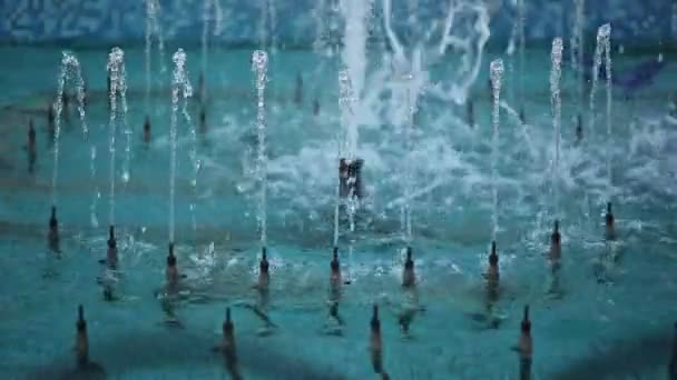 fontanna z strumienie wody w postaci kręgu - Materiał filmowy, wideo