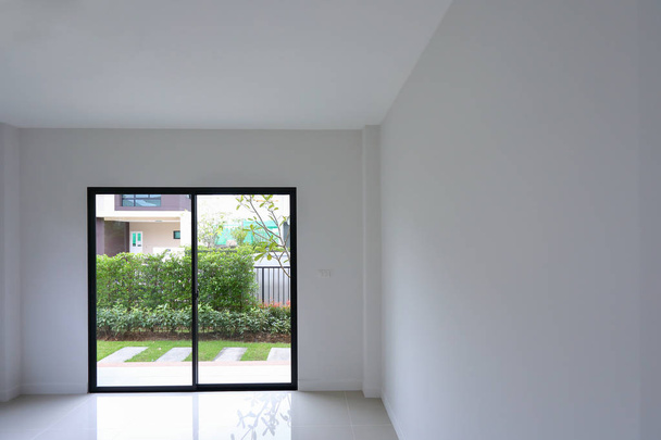 habitación interior de pared blanca vacía con puerta corredera en casa residencial nueva
 - Foto, Imagen