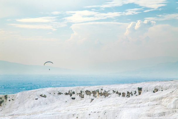 Paragliding in the mountains. - Foto, Bild