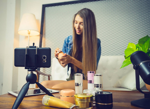 junge Beauty-Bloggerin verkauft ihre Kosmetik im Livestream - Foto, Bild