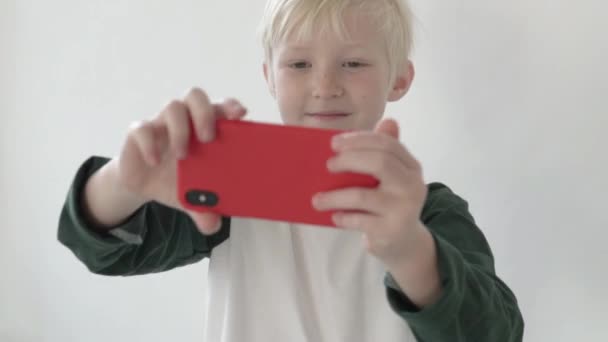 Albino chico hace selfie en el teléfono
.  - Imágenes, Vídeo