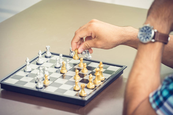 Uomo d'affari casuale giocare a scacchi con foto in stile retrò, in
 - Foto, immagini