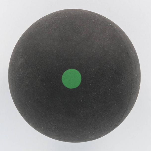 Жесткий резиновый мяч для игры на фронтоне
 - Фото, изображение