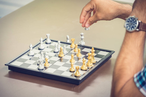 Casual επιχειρηματίας που παίζει σκάκι παιχνίδι με ρετρό στυλ φωτογραφία, σε - Φωτογραφία, εικόνα