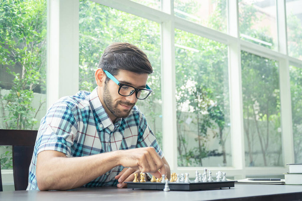 Zwyczajny biznesmen gra w szachy ze zdjęciem w stylu retro, w - Zdjęcie, obraz