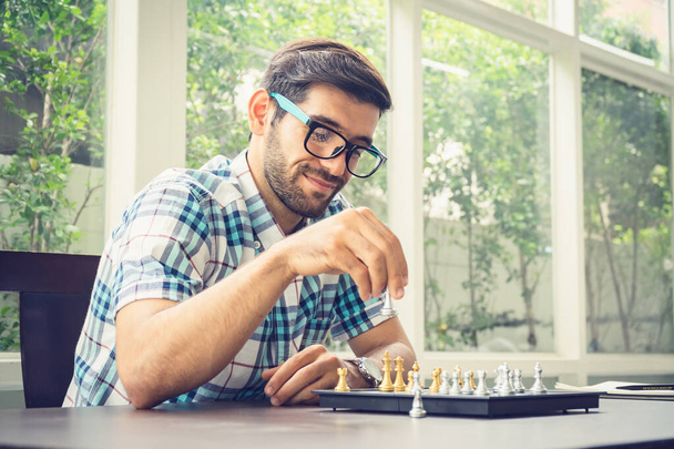 Casual hombre de negocios jugando juego de ajedrez con foto de estilo retro, en
 - Foto, imagen