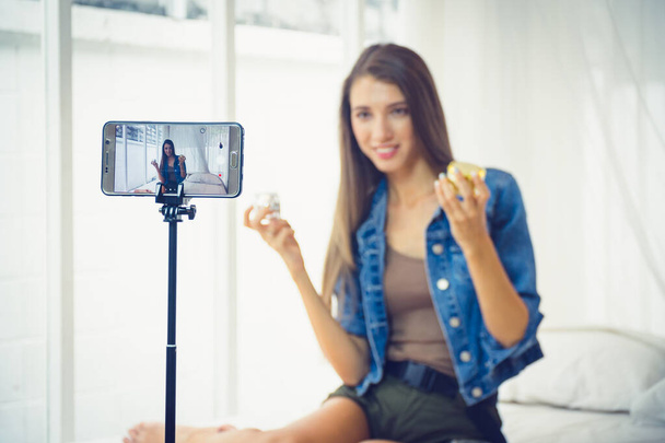 Giovane beauty blogger che vende il suo cosmetico in diretta streaming broadca
 - Foto, immagini