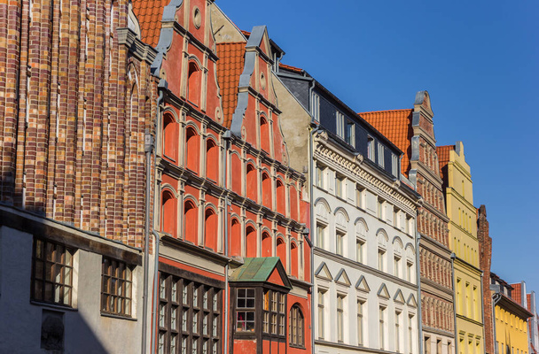 Fila de coloridas casas históricas en Stralsund
 - Foto, Imagen