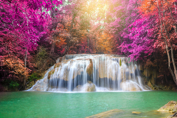 Cachoeiras na Floresta Profunda na Cachoeira Erawan no Parque Nacional K
 - Foto, Imagem