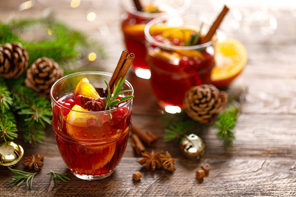Christmas mulled wine. Traditional festive drin - Foto, Imagem