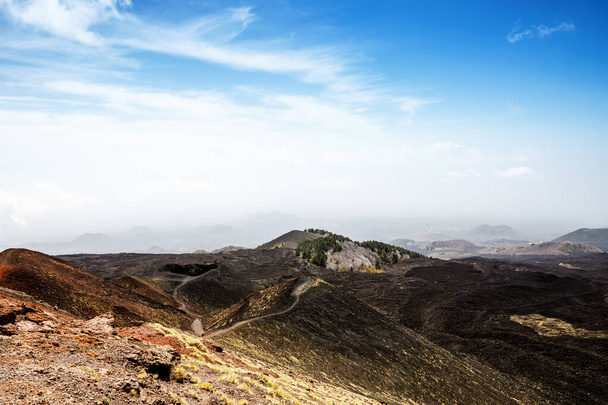 Panoramatický široký pohled na aktivní sopku Etna na ostrově Sicílie, Itálie vyhynuly krátery na svahu, stopy sopečné aktivity. Neúrodná krajina lávových kamenů - Fotografie, Obrázek