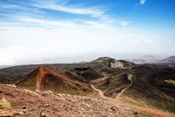 Vue panoramique sur le volcan actif Etna sur l'île de Sicile, Italie cratères éteints sur la pente, traces d'activité volcanique. Paysage stérile de pierres de lave
 - Photo, image