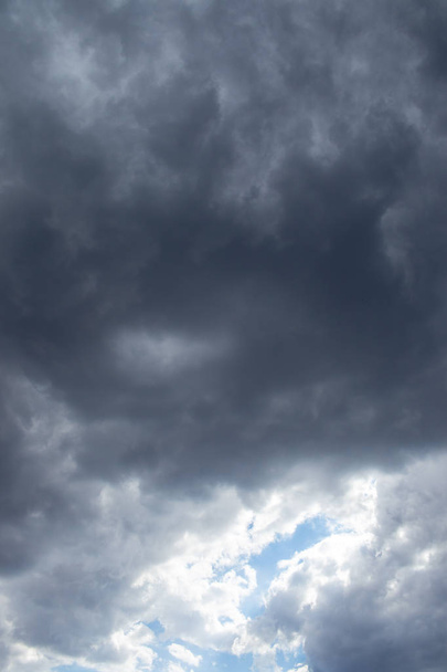 Сіре погрожуюче зображення громових хмар для фонового використання зображення з простором для копіювання
 - Фото, зображення
