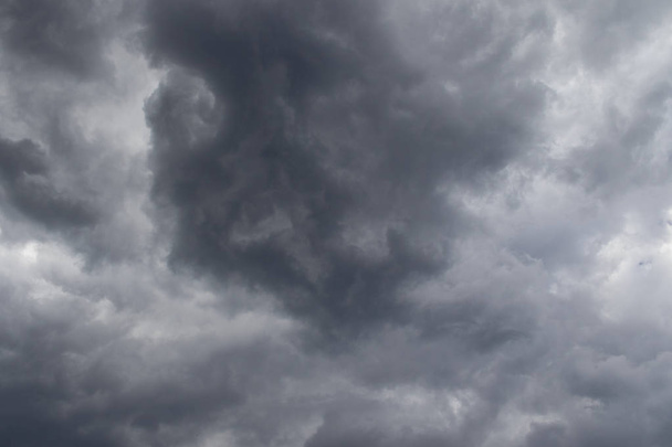 Harmaa uhkaava ukkonen myrsky pilvet kuva taustakäyttöön kuva kopioi tilaa
 - Valokuva, kuva