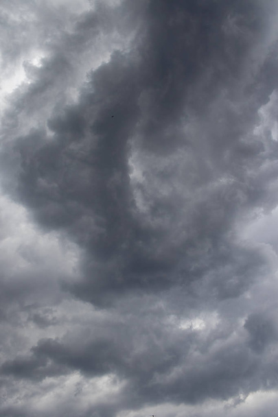 Harmaa uhkaava ukkonen myrsky pilvet kuva taustakäyttöön kuva kopioi tilaa
 - Valokuva, kuva