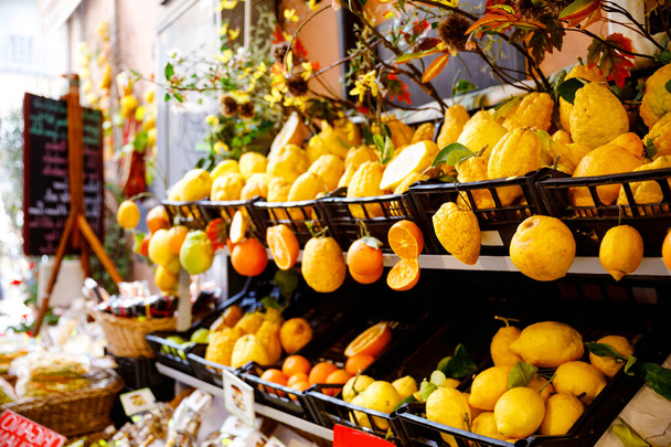販売のためのレモンの様々な。タオルミーナ,シチリア島,イタリアの伝統的なおいしいイタリアのレモン農家市場. - 写真・画像