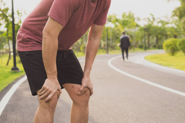 Zranění kolena. Mladý sportovec drží koleno s rukama v pa - Fotografie, Obrázek
