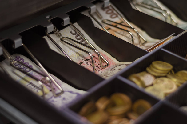 Bir nakit çekmecesi 1 'de çeşitli mezheplerden Çek taçları - Fotoğraf, Görsel