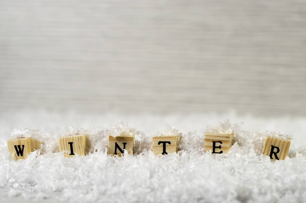 la parola inverno fatto di lettere su cubi di legno su uno sfondo di neve 4
 - Foto, immagini