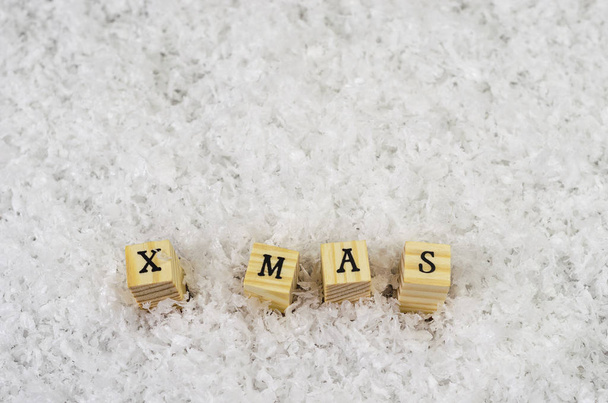 x mas mot fait de lettres sur des cubes de bois sur un fond de neige 2
 - Photo, image
