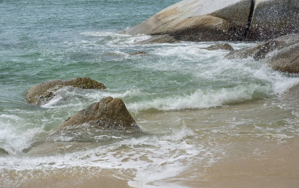 escena de hermosa playa rocosa
 - Foto, imagen