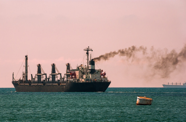 Transporte de petróleo para navios petroleiros
 - Foto, Imagem
