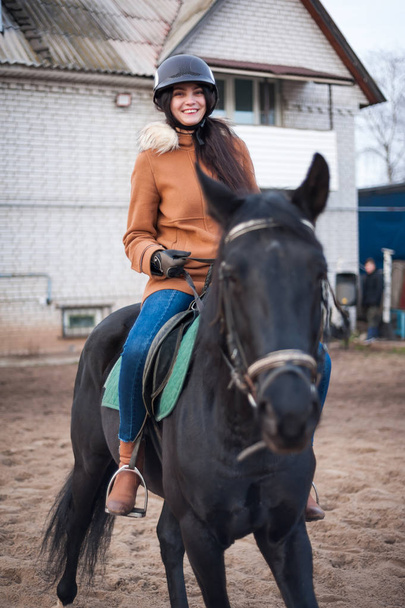 Обучение женщин и лошадей во время прогулки по ипподрому
 - Фото, изображение