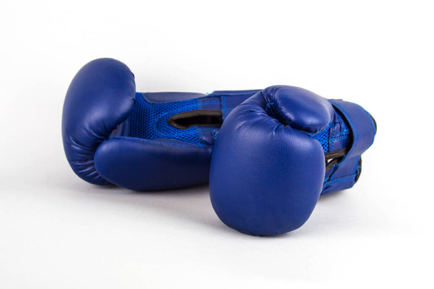 Блакитні боксерські рукавички на білому тлі
. - Фото, зображення